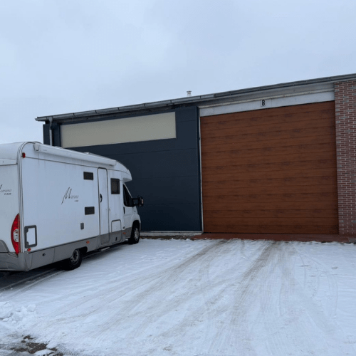 Wohnmobil steht vor der Autowerkstatt Delmenhorst auf verschneitem Boden