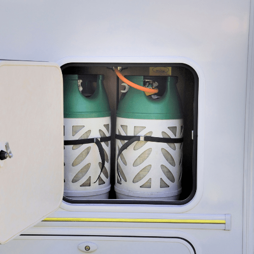 Gasflaschen im Wohnwagen-Staufach für die Gasprüfung in der Autowerkstatt Delmenhorst