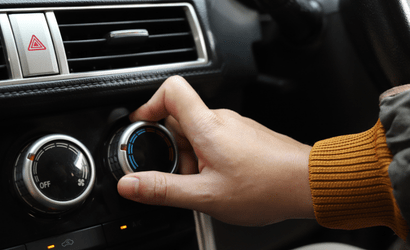 Klimaanlagenservice in der KFZ-Werkstatt Delmenhorst am Armaturenbrett eines Autos