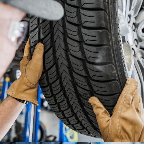 Mechaniker montiert Reifen bei professionellem Reifenservice in der Kfz-Werkstatt Delmenhorst